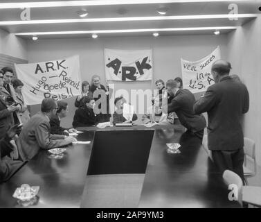 La discriminazione razziale Klub ha inviato due membri in America per presentare una petizione al Segretario Generale dell'ONU, durante la Data: 14 dicembre 1964 Località: America Parole Chiave : membri, conferenze stampa, petizioni Foto Stock