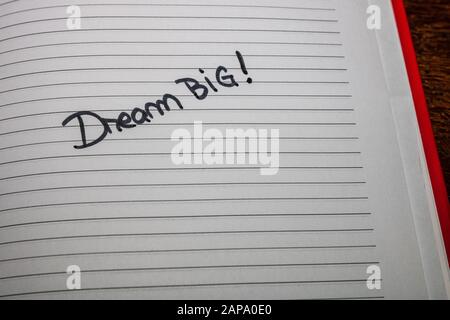 Dream grande, testo di scrittura a mano sulla pagina dell'ordine del giorno dell'ufficio. Spazio di copia. Foto Stock