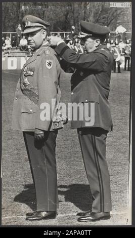 Parata di addio per il Generale Joan Adolf graf von Kielmansegg su uno dei terreni del centro Afcent a Brunssum. Il più alto premio militare americano Legion of Merit ricevette il generale di separazione dal comandante in capo alle forze armate della NATO in Europa, il generale L.L. Lemnitzer Data: 29 Marzo 1968 Località: Brunssum Parole Chiave: Decorazioni, esercito, ufficiali Nome personale: Kielmannsegg J A von, LLemnitzer L L. Foto Stock