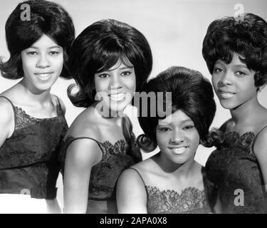 LA FOTO promozionale DEI CRISTALLI del gruppo vocale americano circa 1963 Foto Stock