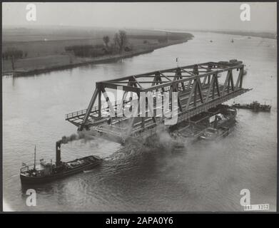 Il primo arco di fronte al ponte sopra l'Oude Maas vicino Pernis è stato trascinato Martedì da Dordrecht a Pernis e portato lì al suo posto. La lunghezza di questo arco è di 80.10 metri ed è larga 22 metri e l'altezza è di 12 metri. Immagine del trasporto nell'Oude Maas dal ponte elevatore a Spijkenisse Data: 16 marzo 1954 luogo: Dordrecht, Oude Maas, Pernis, Spijkenisse, Zuid-Holland Parole Chiave: Ponti, fiumi, navi, trasporti Foto Stock