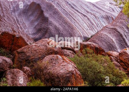 Uluru (Ayres Rock) sotto la pioggia dopo una lunga siccità. Territorio del Nord, Australia Foto Stock