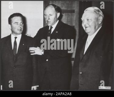 Visite, ministri, primi ministri, Erhard L., Lun, J.A.M.H., Marijnen, Victor, B.R.D. Data: 30 settembre 1964 luogo: B.R.D., Bonn, Germania Parole Chiave: Visite, Presidenti ministeriali, Ministri Nome personale: Erhard L., Luns, J.A.M.H., Luns, Joseph, Marijnen, Victor Foto Stock