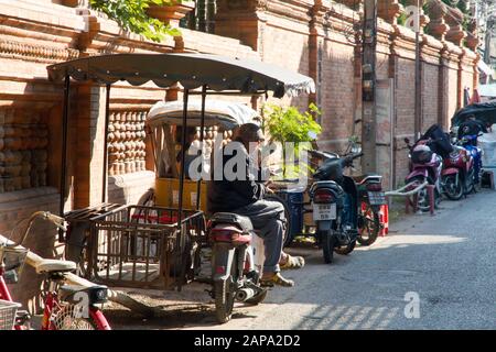 Chiang mai Worker in attesa in bicicletta in strada mezzi di trasporto, Chiang mai Thailandia Foto Stock