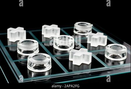 Vetro tic-tac-toe gioco su sfondo nero Foto Stock