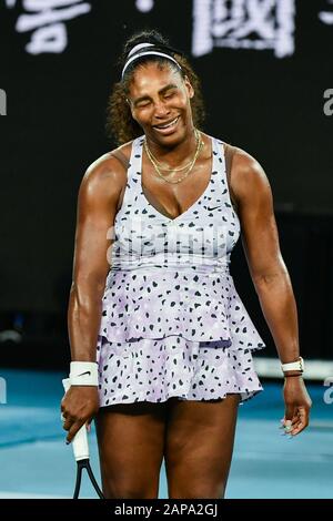Melbourne, Australia. 22nd Gen 2020. Serena Williams reagisce durante la partita femminile di 2nd round tra Serena Williams degli Stati Uniti e Tamara Zidansek della Slovenia al torneo australiano di tennis 2020 Open di Melbourne, Australia, 22 gennaio 2020. Credito: Zhu Wei/Xinhua/Alamy Live News Foto Stock