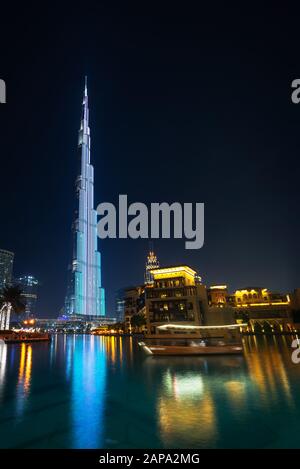Il Burj Khalifa Tower a Dubai illuminata di notte, Emirati Arabi Uniti Foto Stock