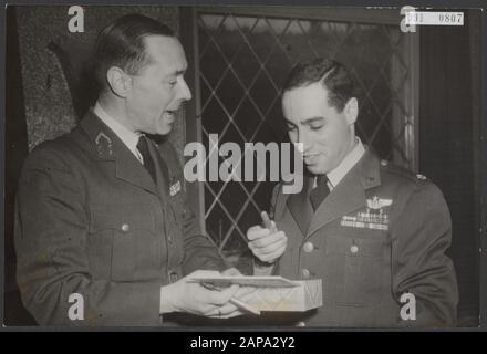Il maggiore pilota americano James Jabara, che parla di se stesso in Corea, visiterà i Paesi Bassi per tre giorni. Durante una conferenza stampa all'Aia. Il capo Luchtstaf General Aler offre al pilota un sigaro olandese Annotation: James Jabby Jabara (10 ottobre 1923 – 17 novembre 1966) è stato il primo jet ace americano e statunitense nella storia (fonte: Wikipedia) Data: 18 febbraio 1952 Località: L'Aia, Zuid-Holland Parole Chiave: Offerte, visite, generali, major, sigari Nome personale: Aler, Isaac Alphonse, Jabara, James Foto Stock