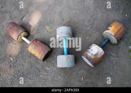 Vecchi pesi vintage dumbels Thailandia Foto Stock