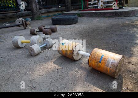 Vecchi pesi vintage dumbels Thailandia Foto Stock