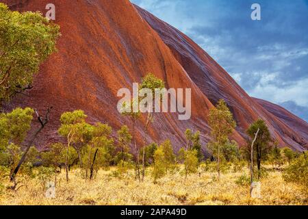 Uluru (Ayres Rock) sotto la pioggia dopo una lunga siccità. Territorio del Nord, Australia Foto Stock