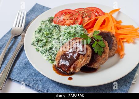 Bistecca di vitello fatta in casa di hamburger di salisbury con verdure e patatine fritte Foto Stock