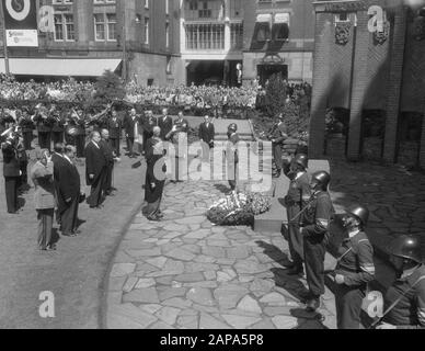 Visita il presidente francese René Coty e sua moglie ad Amsterdam, giuramento di posa sulla diga al Monumento Nazionale Annotazione: Si tratta del monumento temporaneo sulla diga Data: 21 luglio 1954 luogo: Amsterdam, Noord-Holland Parole Chiave: Carte, presidenti, visite di Stato Nome personale: Coty, René Foto Stock