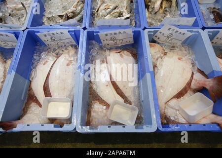 Iwaki, Giappone. 22nd Gen 2020. I pesci in vendita sono visti al mercato del pesce del Porto di Onahama nella prefettura di Fukushima. Il tour stampa è organizzato dal Centro Stampa estera Giappone in collaborazione con le autorità prefettura di Fukushima per mostrare gli sforzi di recupero dall'incidente nucleare provocato dal Terremoto e dallo tsunami del Giappone del 2011, prima dei Giochi Olimpici e paraolimpici di Tokyo 2020. Credit: Rodrigo Reyes Marin/Zuma Wire/Alamy Live News Foto Stock