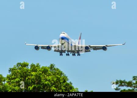 Singapore - 27 Marzo 2019. B-18719 China Airlines Cargo Boeing 747-400F atterrando all'aeroporto di Changi (SIN). Changi serve più di 100 compagnie aeree che volano Foto Stock