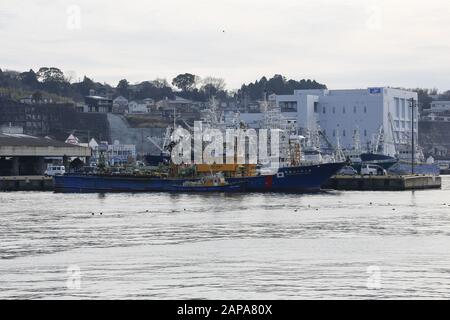 Iwaki, Giappone. 22nd Gen 2020. Una barca da pesca è vista al Porto di Onahama nella prefettura di Fukushima. Il tour stampa è organizzato dal Centro Stampa estera Giappone in collaborazione con le autorità prefettura di Fukushima per mostrare gli sforzi di recupero dall'incidente nucleare provocato dal Terremoto e dallo tsunami del Giappone del 2011, prima dei Giochi Olimpici e paraolimpici di Tokyo 2020. Credit: Rodrigo Reyes Marin/Zuma Wire/Alamy Live News Foto Stock