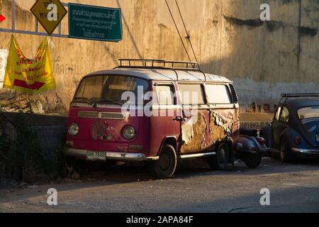 Vecchio minivan VW Volkswagen T2 arrugginito parcheggiato in via Chiang mai Thailandia Foto Stock