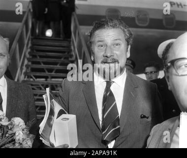 Arrivo Charlie Chaplin e moglie a Schiphol, Peter Ustinov (kop) Data: 23 Giugno 1965 luogo: Noord-Holland, Schiphol Parole Chiave: Arrivi, attori Nome personale: Ustinov, Peter Foto Stock