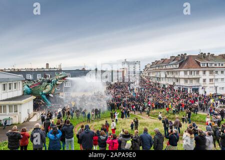 Le Dragon de Calais, est une création de François Delarozière et la compagnie la Machine. Image du spectacle inaugurale qui s'est déroulé à Calais. Foto Stock