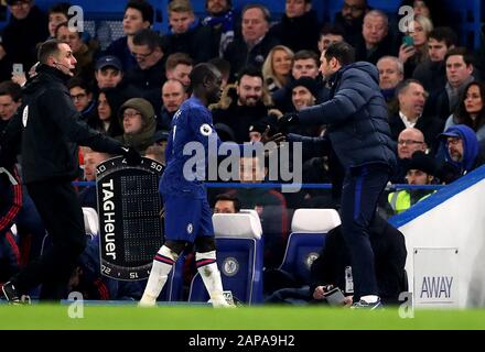 Il manager del Chelsea Frank Lampard (a destra) sostituisce N'Golo Kante (a sinistra) durante la partita della Premier League a Stamford Bridge, Londra. Foto Stock