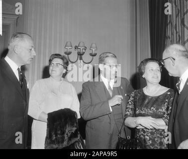 Celebrazione del decimo anniversario della Società Olandese dei Sindaci nel Kurhaus di Scheveningen Descrizione: Sindaco di Amsterdam Van Hall (centro) e sindaco Kolfschoten dell'Aia (destra) in compagnia di due donne dei sindaci Data: 14 ottobre 1965 Località: Scheveningen, Zuid-Holland Parole Chiave: Sindaci, anniversari, donne Nome Persona: Hall, Gijsbert van, Kolfschoten, Hans Institutioningsnaam: Kurhaus Foto Stock