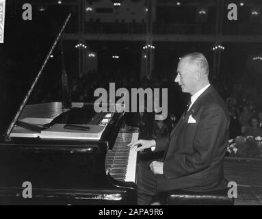 Celebrazione del decimo anniversario della Società Olandese dei Sindaci al Kurhaus di Scheveningen Descrizione: Sindaco di Utrecht C.J.A. de Ranitz durante un concerto solista al pianoforte Data: 14 ottobre 1965 luogo: Scheveningen, Zuid-Holland Parole Chiave: Sindaci, anniversari, pianoforti, recital Nome personale: Ranitz, Constant Adriaan de Institutionname: Kurhaus Foto Stock