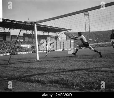 Partita di calcio DWS-Ajax ad Amsterdam: 0-2 Descrizione: Cruijff mentre segna il primo gol per Ajax. Portiere Di Destra Jongbloed Data: 24 Ottobre 1965 Luogo: Amsterdam, Noord-Holland Parole Chiave: Sport, Calcio Nome Personale: Cruijff, Johan, Jongbloed, Jan Foto Stock