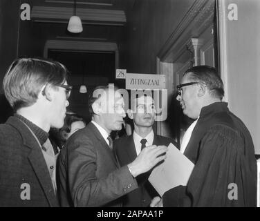 Indagati presso il giudice del subdistretto di Amsterdam in relazione con inquietante ordine pubblico durante la visita dei principi Beatrix e Claus von Amsberg ad Amsterdam e mostrando un banner con l'iscrizione Repubblica Descrizione: Manifestanti in conversazione con il loro difensore Sig. G.J.P. Cammelbeeck Data: 24 Novembre 1965 Località: Amsterdam, Noord-Holland Parole Chiave: Avvocati, dimostrazioni, giurisprudenza Nome personale: Cammelbeeck, G.J.P., Jong, A. de, Langen, Rob, Muller, Maarten, Smit, A. Foto Stock