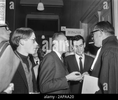 Indagati presso il giudice del subdistretto di Amsterdam in relazione con inquietante ordine pubblico durante la visita dei principi Beatrix e Claus von Amsberg ad Amsterdam e mostrando un banner con l'iscrizione Repubblica Descrizione: Manifestanti in conversazione con il loro difensore Sig. G.J.P. Cammelbeeck Data: 24 Novembre 1965 Località: Amsterdam, Noord-Holland Parole Chiave: Avvocati, dimostrazioni, giurisprudenza Nome personale: Cammelbeeck, G.J.P., Jong, A. de, Langen, Rob, Muller, Maarten, Smit, A. Foto Stock