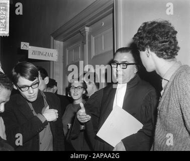 Indagati presso il giudice del subdistretto di Amsterdam in relazione con inquietante ordine pubblico durante la visita dei principi Beatrix e Claus von Amsberg ad Amsterdam e mostrando un banner con l'iscrizione Repubblica Descrizione: Manifestanti in conversazione con il loro difensore Sig. G.J.P. Cammelbeeck Data: 24 Novembre 1965 Località: Amsterdam, Noord-Holland Parole Chiave: Avvocati, dimostrazioni, giurisprudenza Nome personale: Cammelbeeck, G.J.P., Jong, A. de, Langen, Rob, Muller, Maarten, Smit, A. Foto Stock