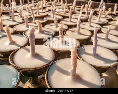 Produzione di lampade al burro tibetano, successivamente utilizzate in un tempio Foto Stock