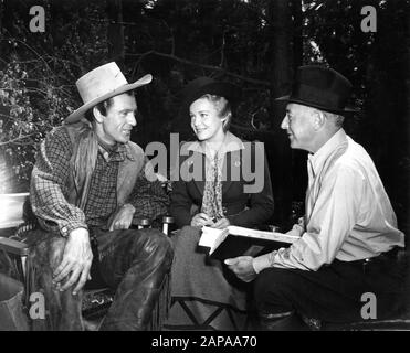 Gary COOPER MADELEINE CARROLL e Direttore CECIL B. De MILLE su set candid durante le riprese DELLA POLIZIA MONTATA A NORD-OVEST 1940 Paramount Pictures Foto Stock