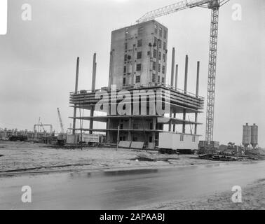 Ufficio di carico di costruzione Schiphol, scala con estensione dell'albero dell'ascensore Data: 12 aprile 1966 Località: Noord-Holland, Schiphol Parole Chiave: Estensione, costruzione, scale, uffici di carico Foto Stock