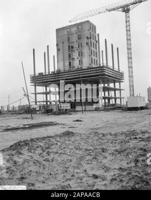 Ufficio di carico di costruzione Schiphol, scala con estensione dell'albero dell'ascensore Data: 12 aprile 1966 Località: Noord-Holland, Schiphol Parole Chiave: Estensione, costruzione, scale, uffici di carico Foto Stock
