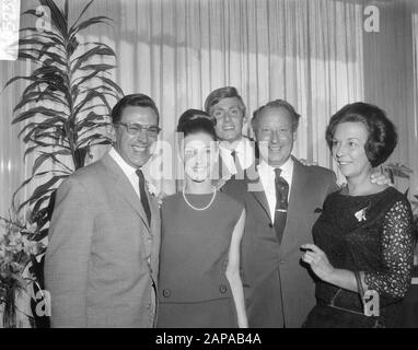 Ricezione dopo il 20th anniversario della gramophone record Company N.V. Bovema all'Hilton-Hotel di Amsterdam Descrizione: G.M. van Oord (dir. Bovema (l) pone con la sua famiglia e Lou van Rees (a sinistra) Data: 19 Settembre 1966 luogo: Amsterdam, Noord-Holland Parole Chiave: Famiglie, gramophone record aziende, ritratti di gruppo, impressarios, ricevimenti Nome personale: Oord, G.M. van Foto Stock