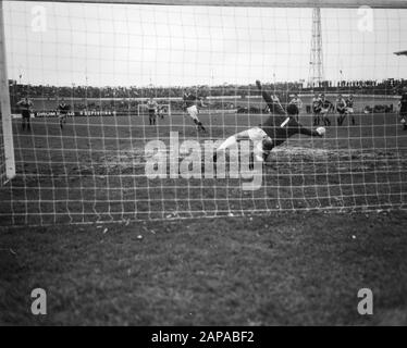 Partita di calcio DOS - ADO in Utrecht: 2-1 Descrizione: ADO player Schoemaker partiture from a penalty kick 1-1 Data: 20 Novembre 1966 Località: Utrecht (provincia), Utrecht (città) Parole Chiave: Goal, sport, football Nome personale: Calzolaio, [...] Foto Stock