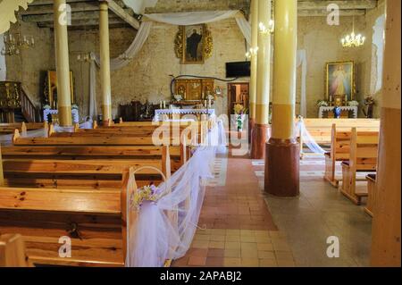 Chiesa Santuario prima di una cerimonia di matrimonio. Sedie vuote per la sposa e lo sposo Foto Stock