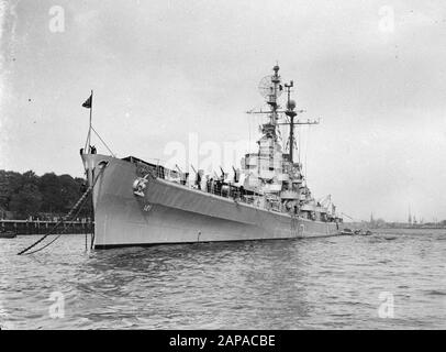 L'incrociatore americano 'Fresno' e il cacciatore 'Bordelon' visitano il porto di Rotterdam. Sindaco Oud van Rotterdam visita le navi Annotazione: Luogo: Giudice Maaseone Data: 19 settembre 1947 Località: Rotterdam, Olanda del Sud Parole Chiave: Porti, cacciatori, incrociatori, marina, navi militari, navi Nome personale: Oud, Pieter Foto Stock