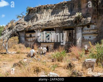 Popolo etiopico fuori Medhane Alem Adi Kasho chiesa scavata roccia, Teka Tesfai, Tigray Regione, Etiopia. Foto Stock