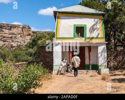 Popolo etiopico fuori Medhane Alem Adi Kasho chiesa scavata roccia, Teka Tesfai, Tigra, Etiopia. Foto Stock