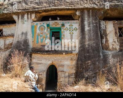 Popolo etiopico fuori Medhane Alem Adi Kasho chiesa scavata roccia, Teka Tesfai, Tigray Regione, Etiopia. Foto Stock