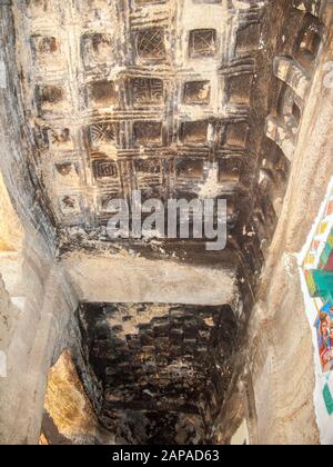 Soffitto in pietra scolpito nella chiesa scavata nella roccia di Medhane Alem Adi Kasho, Teka Tesfai, Tigray, Etiopia. Foto Stock