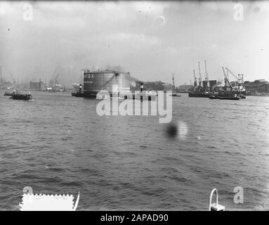 Il carro armato è trainato sopra la Y (Amatex) Data: 29 agosto 1952 Parole Chiave: Carri armati Foto Stock