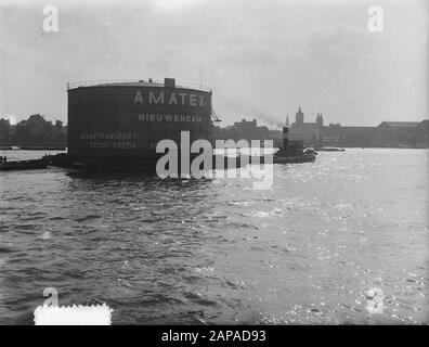 Il carro armato è trainato sopra la Y (Amatex) Data: 29 agosto 1952 Parole Chiave: Carri armati Foto Stock