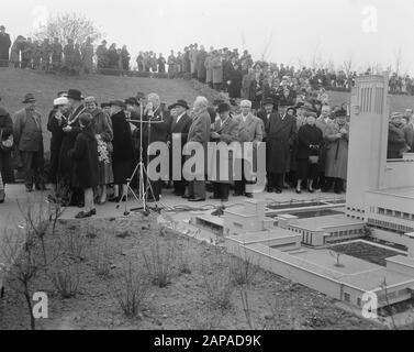 Sindaco di Kolfschoten apre Madurodam con sindaco Boot Data: 3 aprile 1957 Località: L'Aia, Zuid-Holland Parole Chiave: Sindaci, aperture Nome personale: Kolfschoten, Hans van Foto Stock