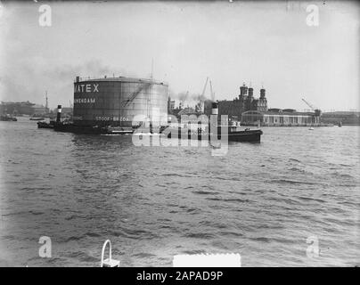 Il carro armato è trainato sopra la Y (Amatex) Data: 29 agosto 1952 Parole Chiave: Carri armati Foto Stock