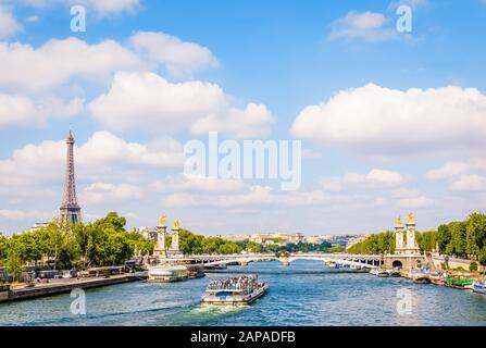 Paesaggio urbano di Parigi, Francia, con un Bateau-mouche in crociera sul fiume Senna, il ponte Alexandre III, la Torre Eiffel e il palazzo Chaillot. Foto Stock