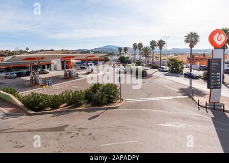 Stazione di benzina Galp energia a Camposol in Regione de Murcia, Costa Calida, Spagna. Tangerina negozio. Campagna Foto Stock