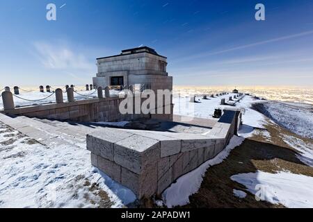 La lapide del col dell'Orso presso l'ossario militare del Monte Grappa. Provincia Di Treviso, Veneto, Italia, Europa. Foto Stock