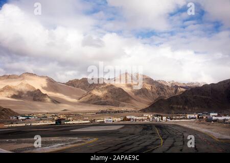 Visualizza il paesaggio catena montuosa dell'himalaya e la pista di Kushok Bakula Rimpochee Airport nella valle del villaggio di Leh Ladakh in Jammu Kashmir, India Foto Stock
